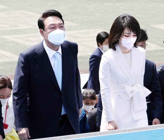  尹 ‘하늘색’, 김건희 ‘순백’, 文·朴은 ‘보라’ 드레스 코드 의미는 윤 대통령 넥타이 색상 하늘색 ‘희망’ ‘번영’ 김 여사 착용 흰색 ‘시작’ ‘참정권’ 보라색은 ‘관용’ ‘품위..