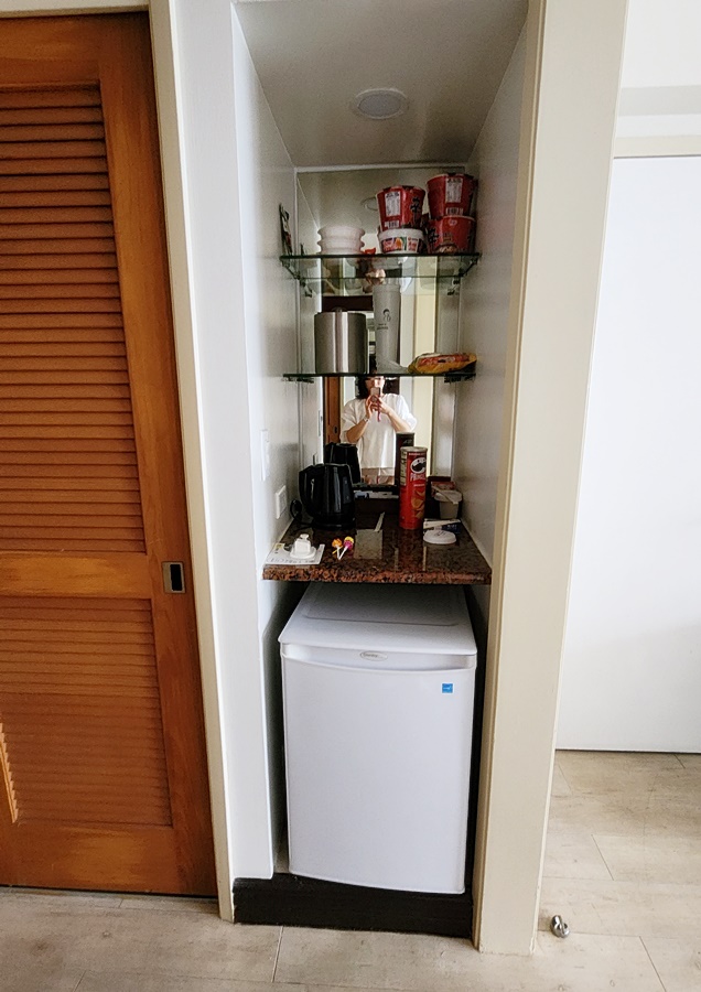 작은 냉장고와 커피 포트