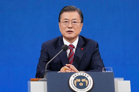 문재인 대통령 “본인 우선 접종 대상 아니지만, 솔선수범 의향 있다.”