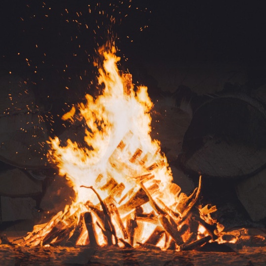 참나무 장작이 활활 불 타는 캠프 파이어