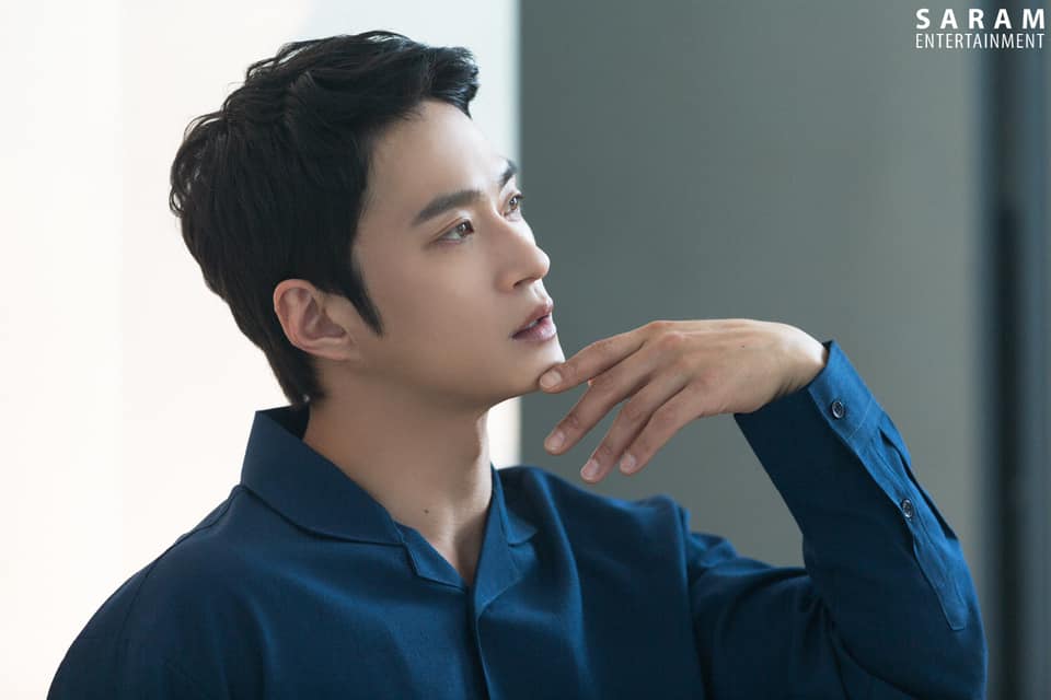 입금 전 스타일링 잘생긴 외모와 매력적인 마스크