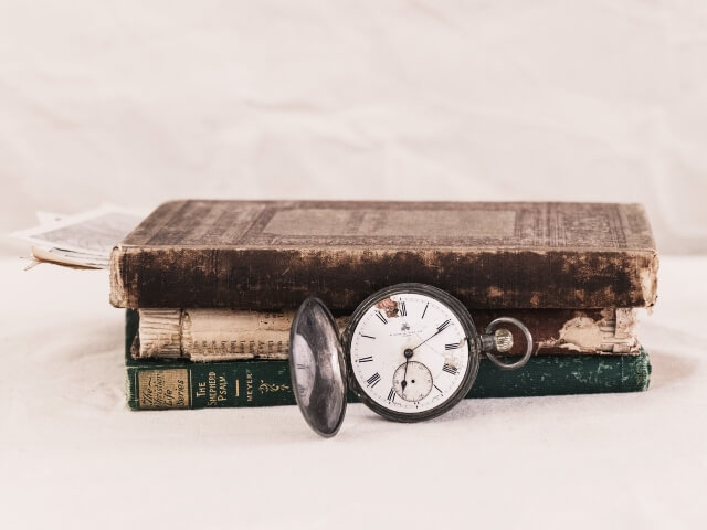 오래된 책과 엣날 시계 이미지
