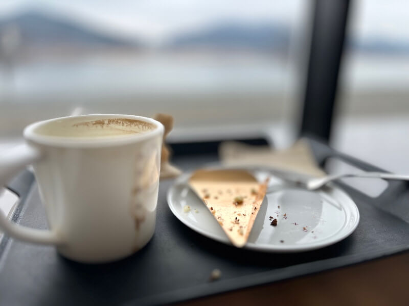 핸즈커피 남구미IC 롱블랙과 케익