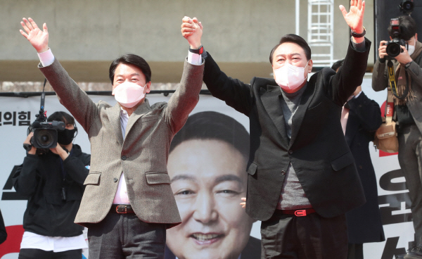 안철수 미국행 비판에.."제가 무슨 대통령이냐"