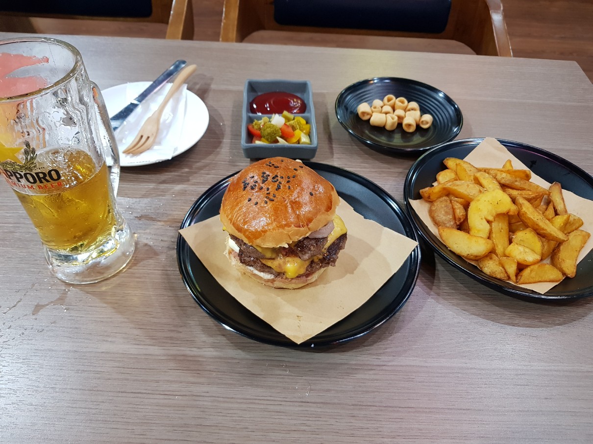 호치민 7군 푸미흥 수제 버거 맛집 STAGE BURGER & CAFE - 푸짐한 저녁 식사