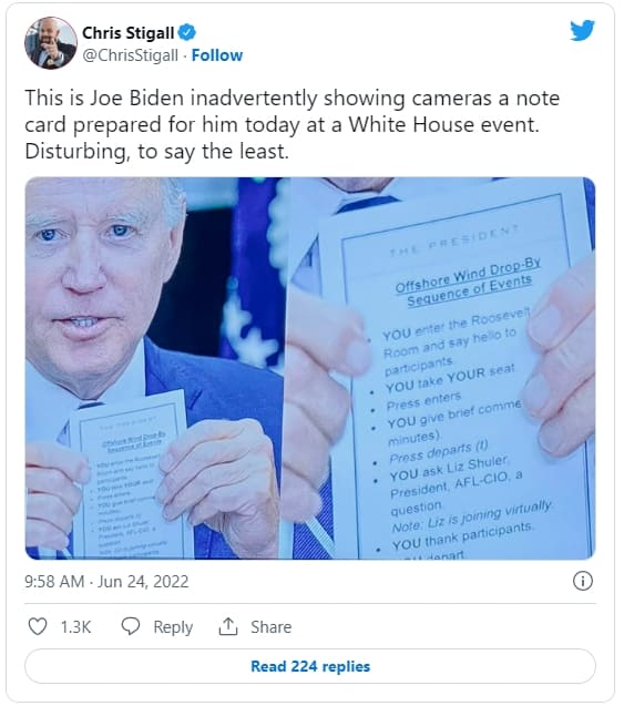 [이상한 나라가 된 미국] 충격! 바이든&#44; 지시사항 적힌 커닝 페이퍼 받아 대톨령직 수행...정신적 건강 수면 위로 VIDEO: Joe Biden Notecard Detailing Instructions For President Revealed
