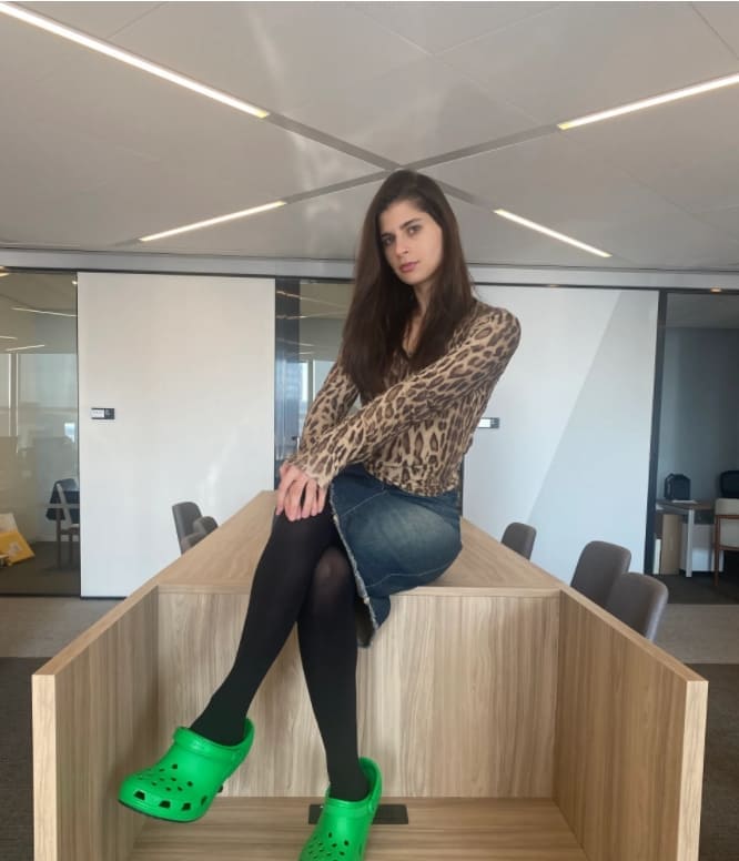  무려 79만원에 팔리는 힐 달리 크록스 신발... 미국 경제 상황 알 수 있어  VIDEO: Wore Balenciaga’s Ugliest Shoe Yet—And It Was Their Most Comfortable
