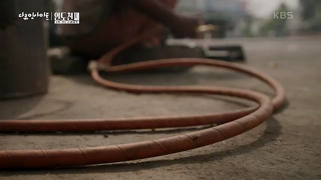 다큐 인사이트 - KBS인도 천재 - 1부 인도공과대학] 인도의 인구는 중국을 추월해 인구 1위 국가로 올라섰다.ts_20230508_202107.201.jpg