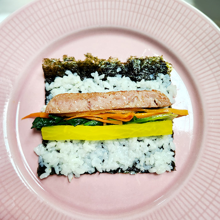 김밥 재료넣고 말기