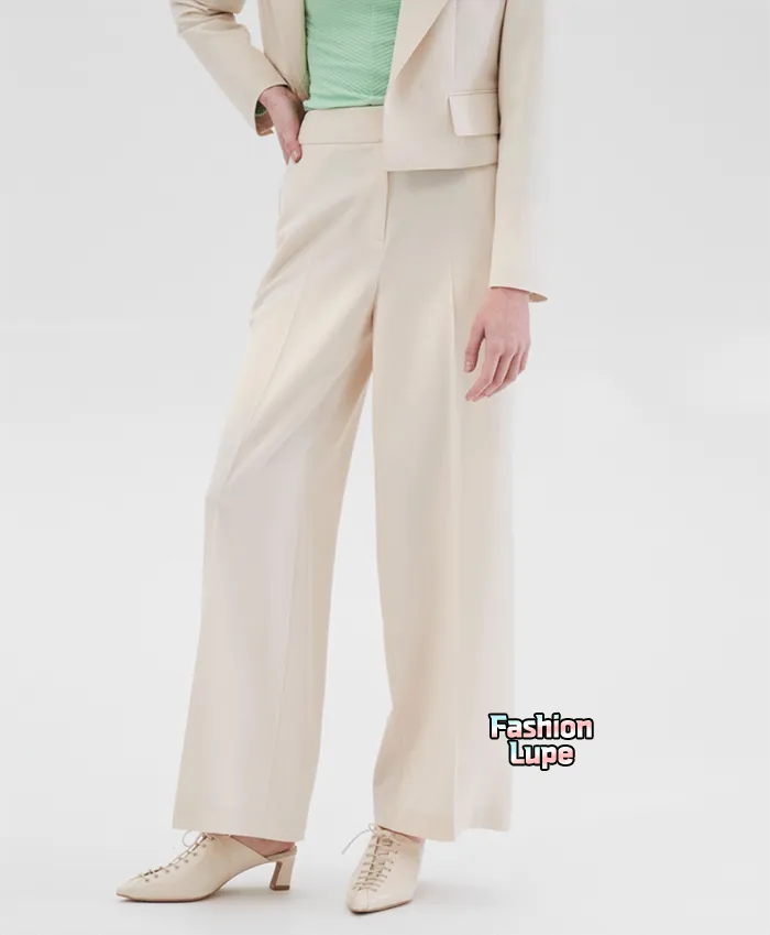 라이트 베이지 컬러 자켓과 팬츠를 입고 있는 모델의 하반신 컷