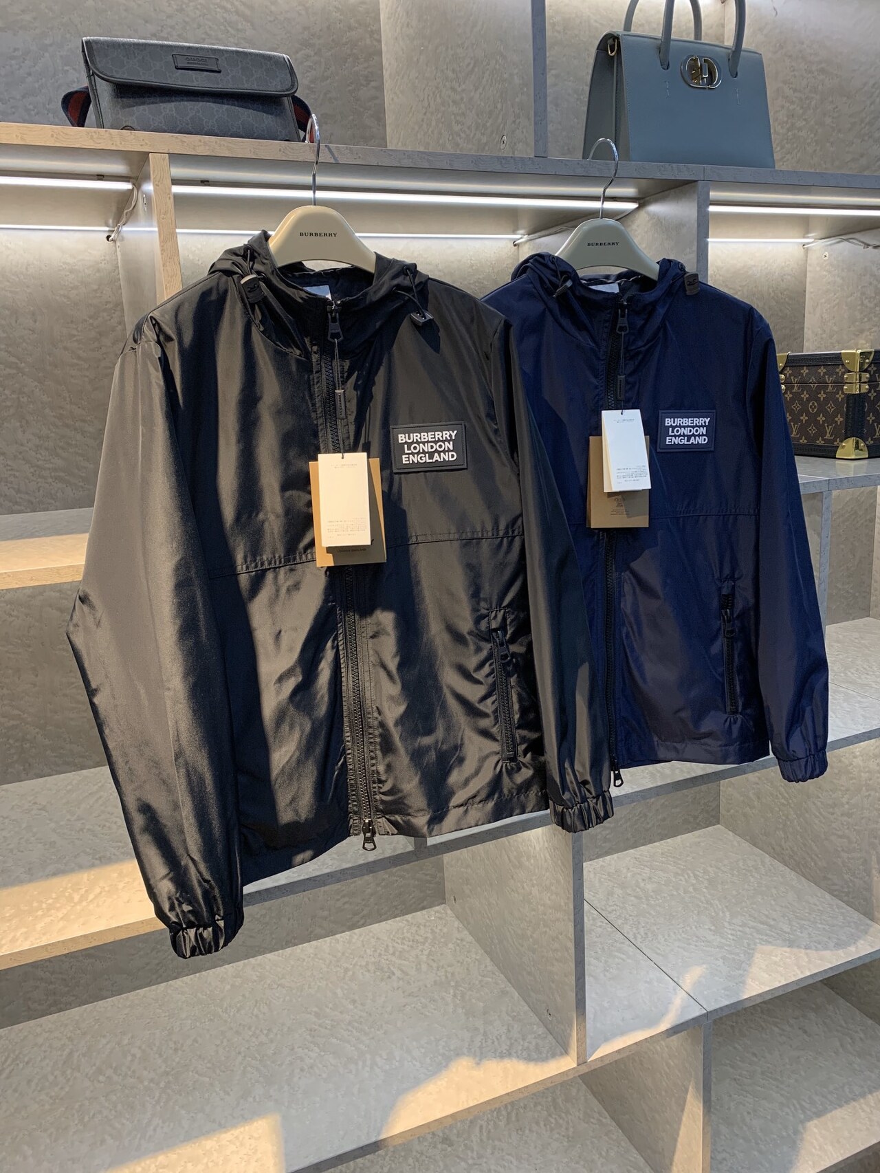  [BURBERRY] 버버리 아플리케 로고 리플렉티브 집업 자켓