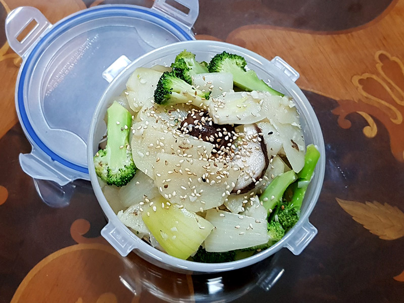 아침 점심 식사 대용으로 좋은 감자 표고 브로콜리 볶음.