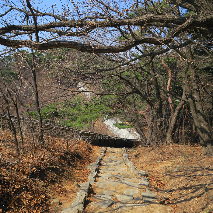 영춘정에서 수어장대 가는 성곽길