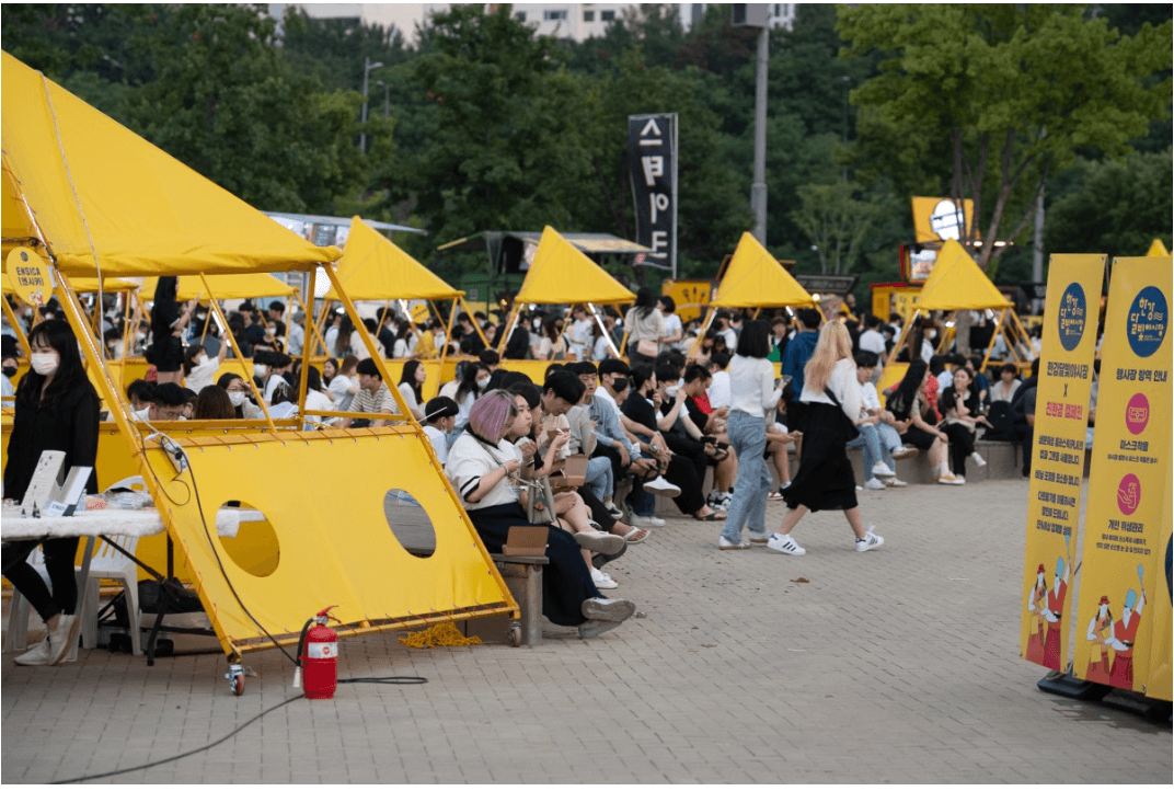 밤도깨비야시장-사람들-앉아있는-모습