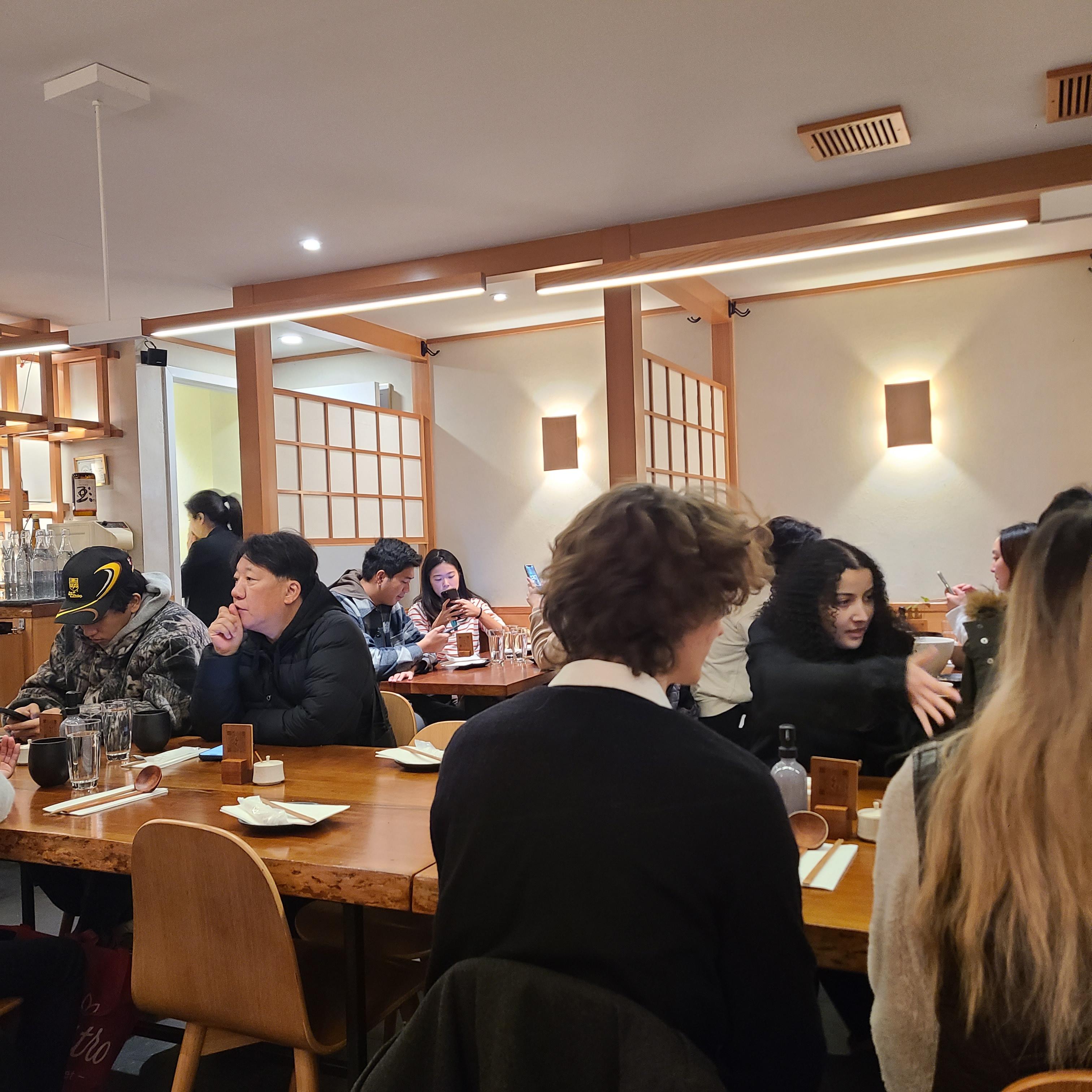 여러명이 앉을 수 있는 소호의 우동 맛집 라쿠의 내부 테이블