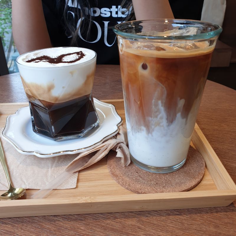 크림이-올라간-커피와-우유-커피