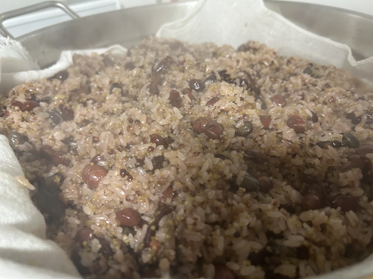 찰밥을-찌다가-줄콩-삶은-물을-넣어-뒤적거린다