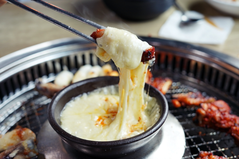 매콤한 숯불닭갈비는 치즈퐁듀와 꿀조합