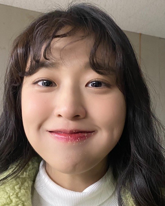  설현, 입에 떡 가루 묻어도 귀엽기만! "설이니까 '설'현이 사진" [사진]
