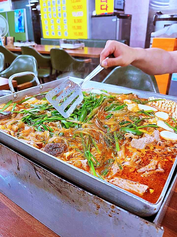 생방송오늘저녁 수원 남문 지동시장 순대타운 33년 전통 전골처럼 국물이 자작한 쫀득하고 매콤 곱창 볶음 순대곱창볶음 맛집 추천