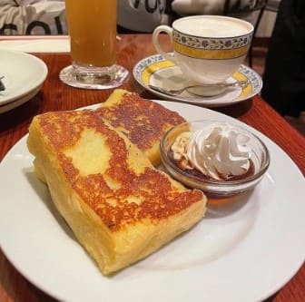 토스트와 소스가 흰 색 접시위에 올려져 있다.