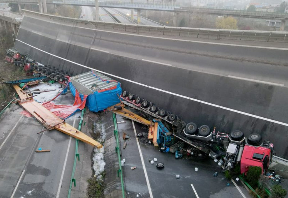  중국 고속도로 통과 교량 붕괴...4명 사망 VIDEO: 4 killed, 8 injured in central China's ramp bridge collapse