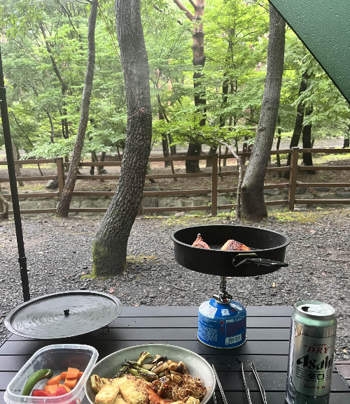 푸른나무 야영장에서 만든 맛잇는 캠핑음식과 맥주 상차림