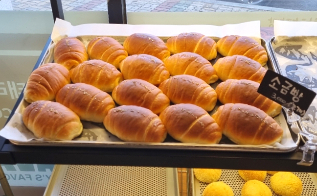 소금빵이 여러개 판위에 올려져있다.