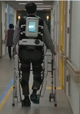 외골격-로봇을-착용하고-걷는-재활을-하고-있는-장애인