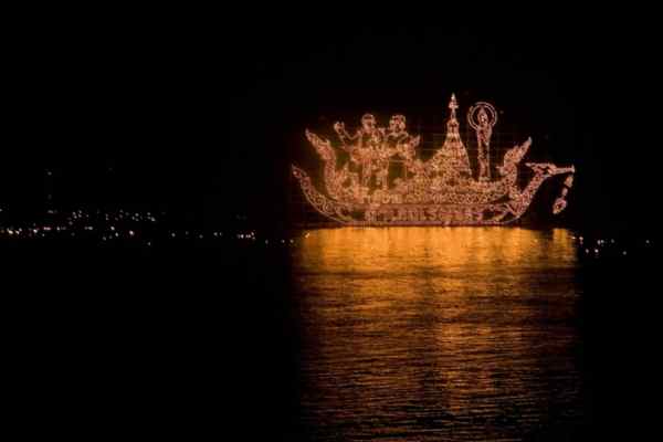 빛 보트 퍼레이드 축제 (Illuminated Boat Procession - Lai Puea Fai)