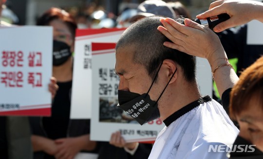  김두경 코백회 (코로나19 백신 피해자 가족협의회) 회장, 문재인 정부 백신 강요 정책 거짓말 부작용 사망 피해 손해배상금 청구 소송. 삭발식.