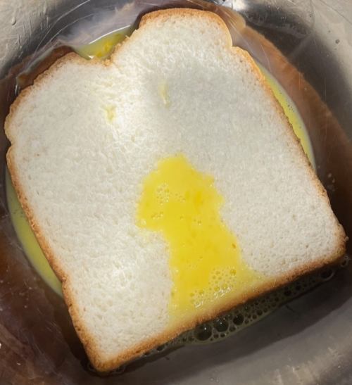 달걀물에 빵 적시기