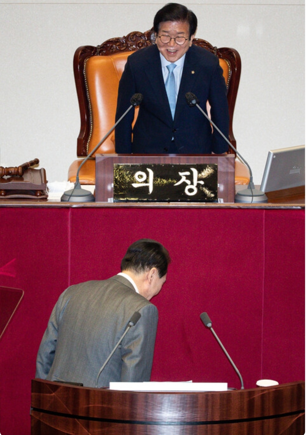  박병석, 윤 대통령 향해 대통령님, 의장께도 인사하십시오 코로나19 손실보상 추가경정예산(추경)안 시정연설 앞서 짙은 회색 정장 하늘색 넥타이 나타난 윤 대통령