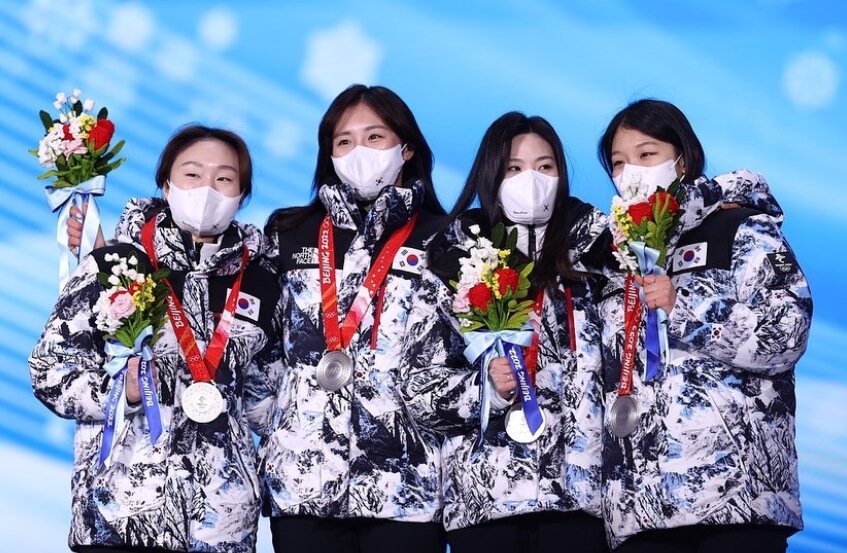 네명의여성들-메달을목에차고있는모습