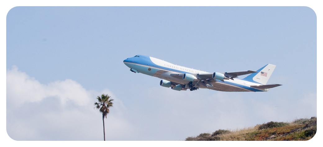 미국 대통령 전용기 &#39;에어포스원&#39; VC-25이 이륙하고 있는 모습을 찍은 사진
