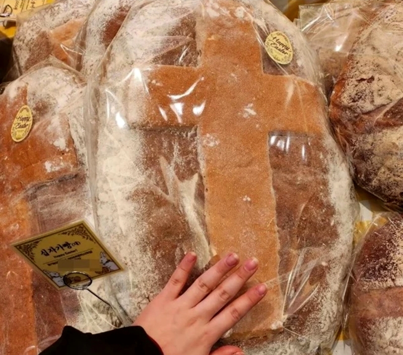 사람 몸통만한 초거대 식빵&#44; 성찬 십자가빵과 성찬 포도송이빵