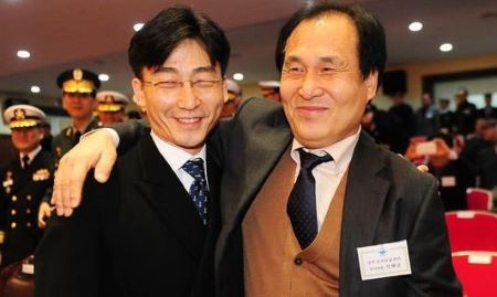 이국종 교수와 석해균 선장의 사진이다.