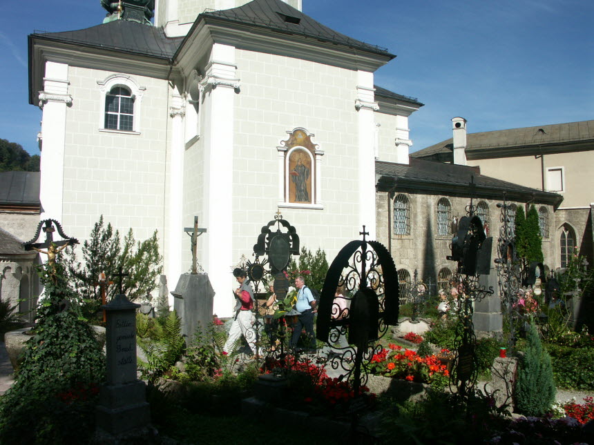 성페터교회앞-묘지
