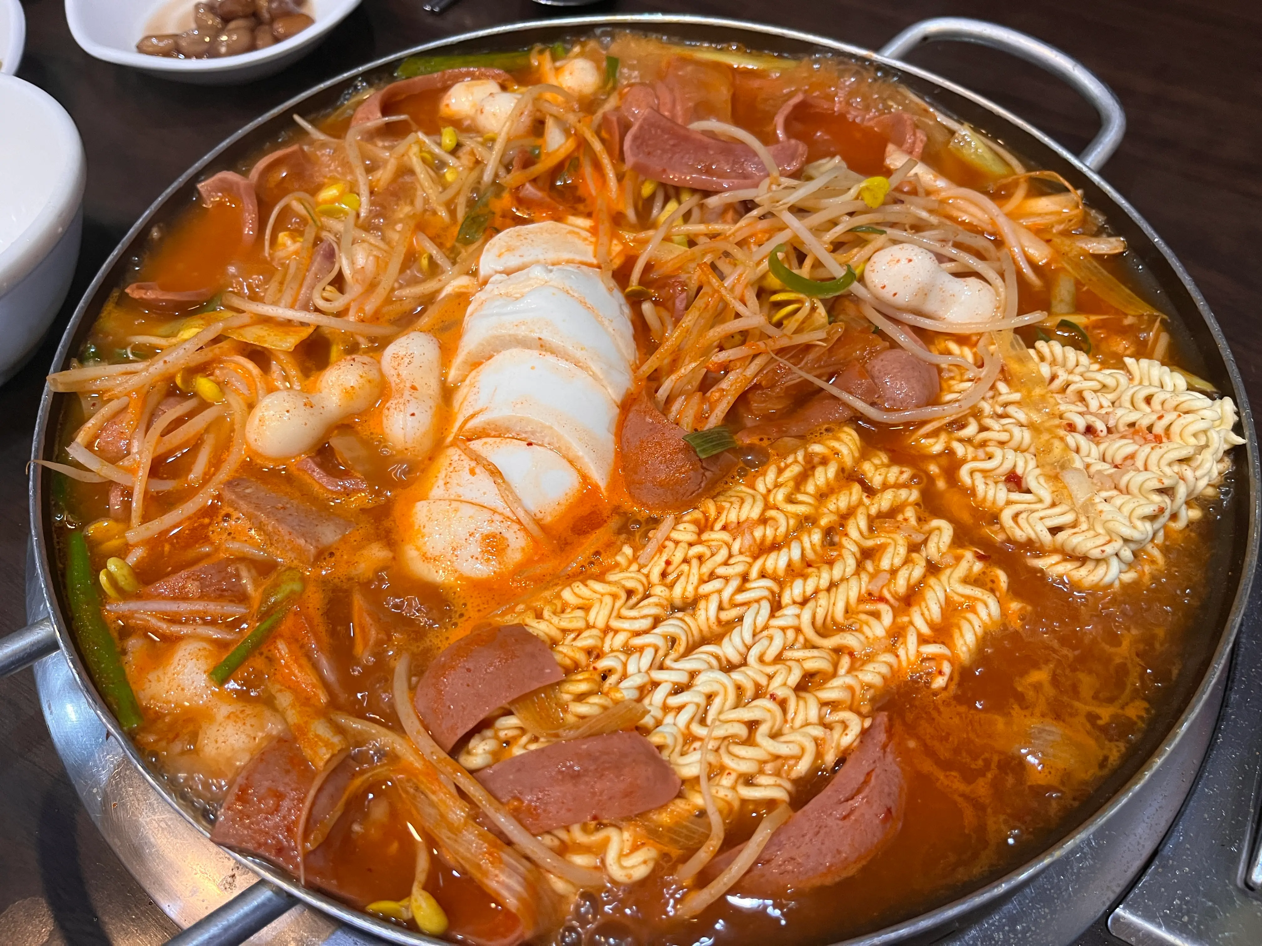 순두부와 라면을 넣고 끓인 부대찌개 사진