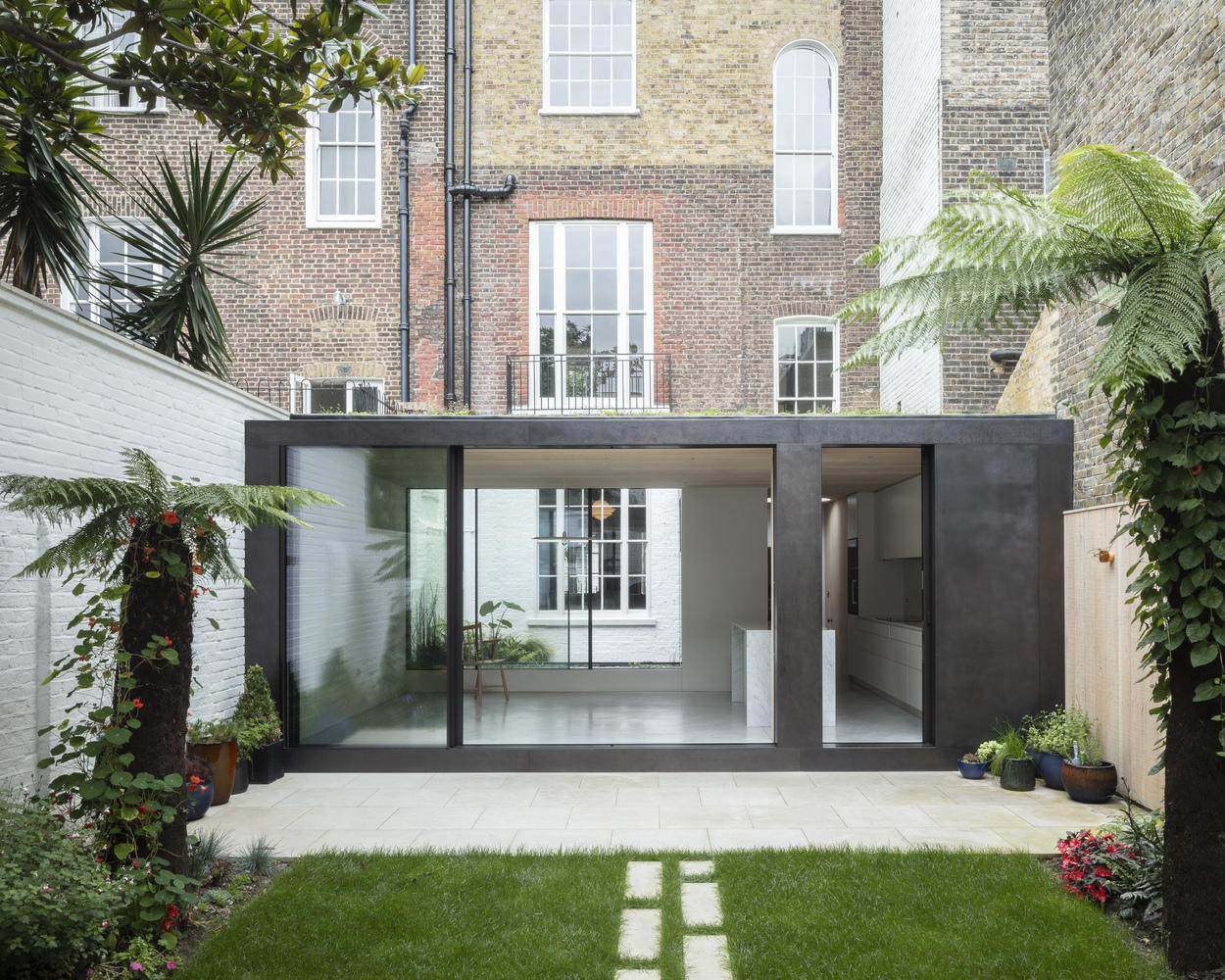  두개의 건물을 하나로 잇는 사이 건축 <Bloomsbury House and Mews>
