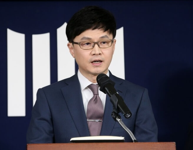 마이크앞에서있는-정장을입은남성의모습