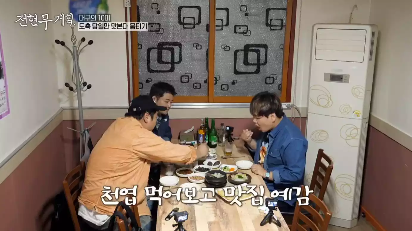 가게 안의 3 사람