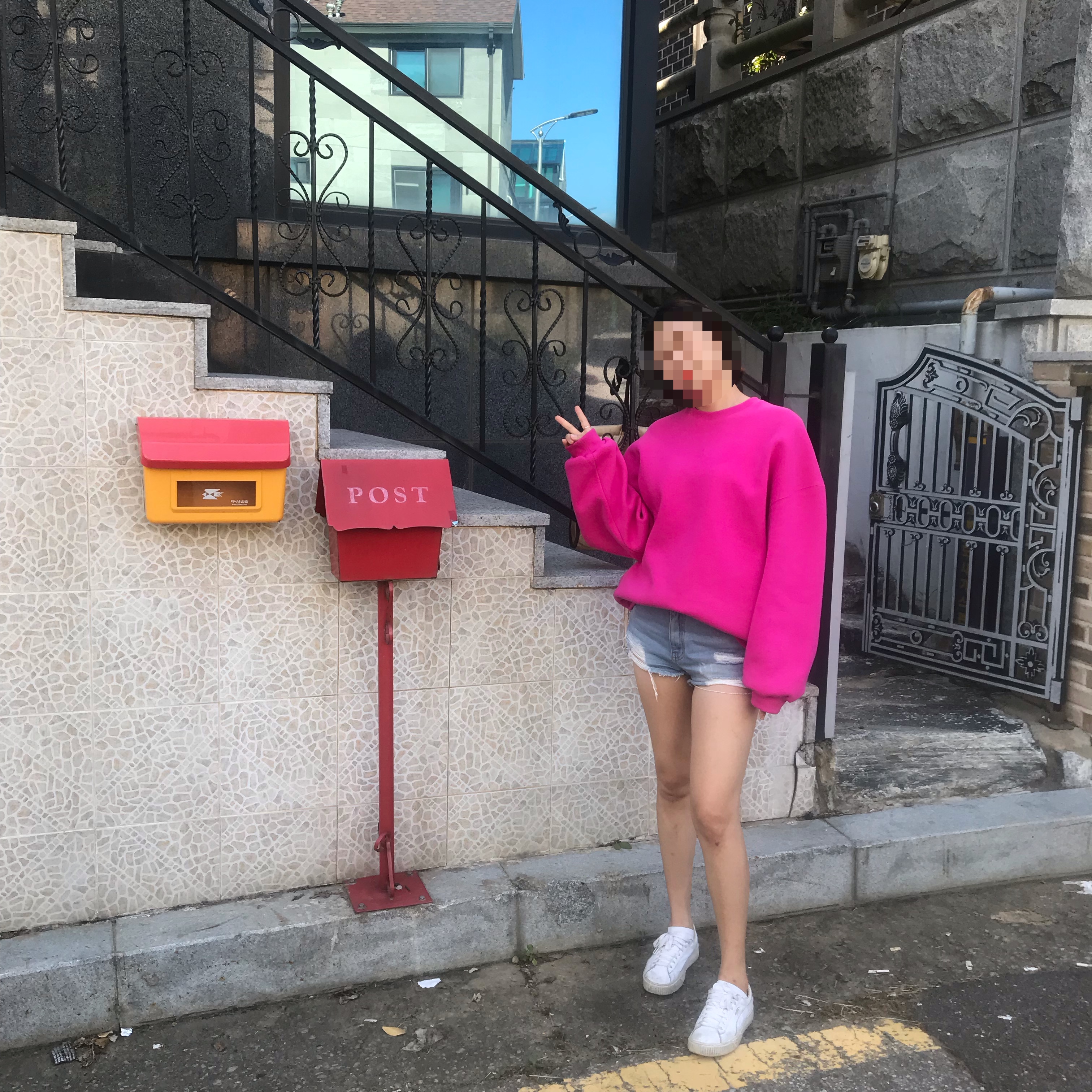  여자 핑크 오버핏 맨투맨 봄코디 핫팬츠 & 알파바운스 슬리퍼로 스타일링