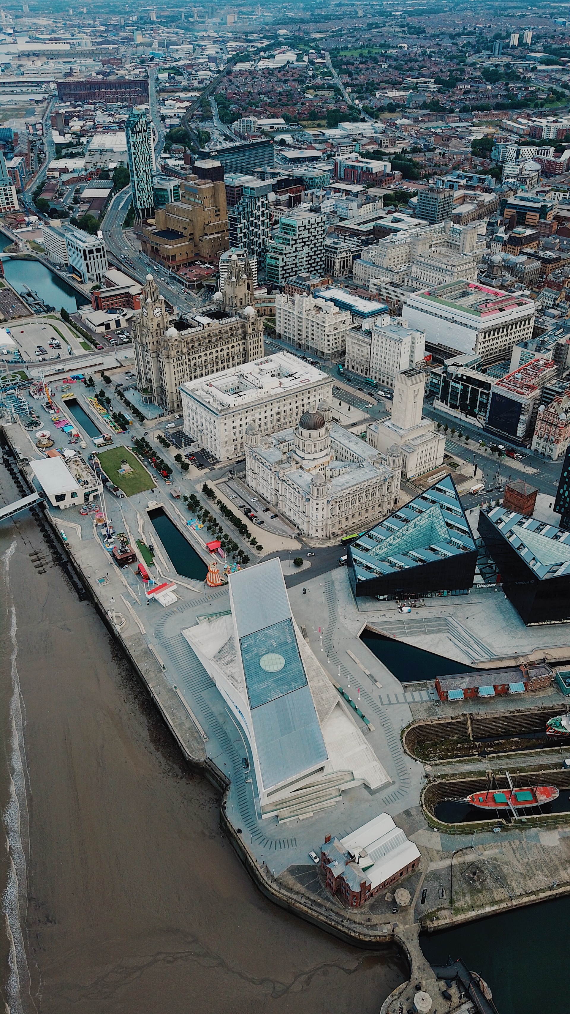 영국의 리버풀은 도시재생을 통해 리버풀 워터프론트 재개발 프로젝트를 추진하여 도시의 경제적 활성화를 이루었습니다.