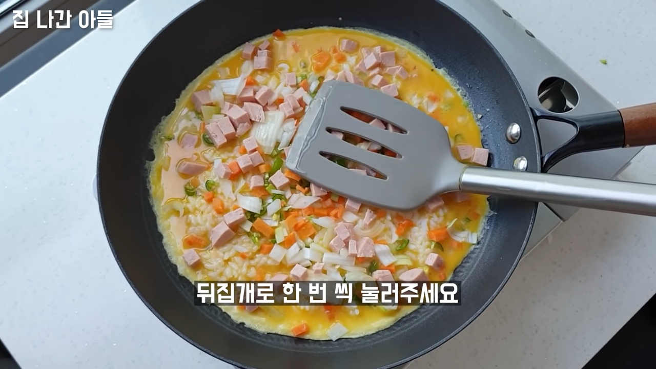 "밥에 계란만 부었는데 맛있고 색다른 요리가 완성되었습니다" 달콤한 야채와 밥이 너무 잘 어울리는 초간단 밥전 레시피 14 img