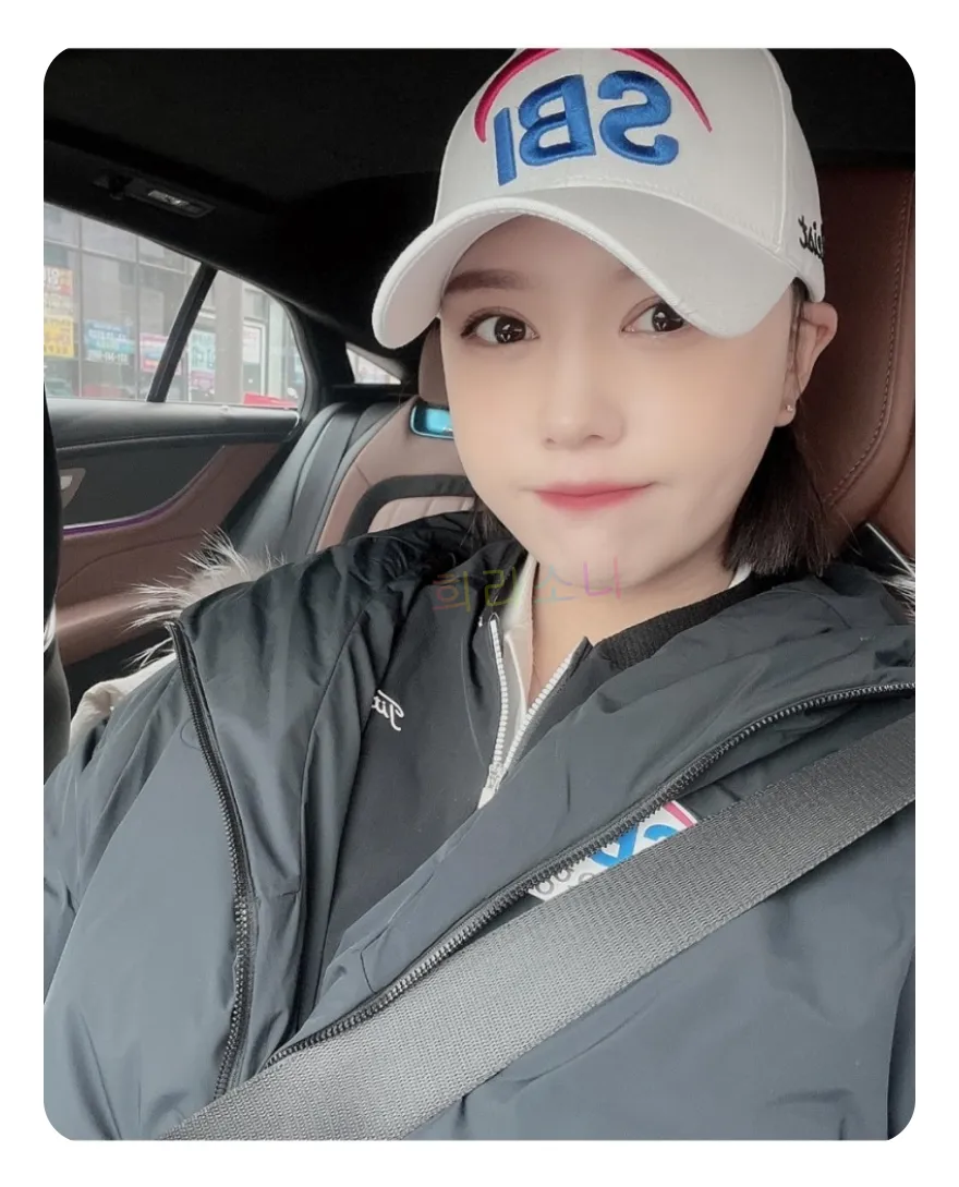 SBI 모자를 쓰고 자동차 조수석에 앉아 있는 문정민 프로