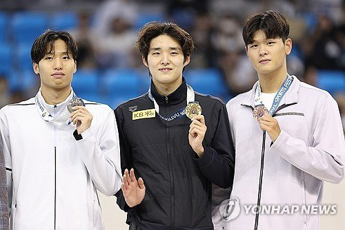 수영
김우민