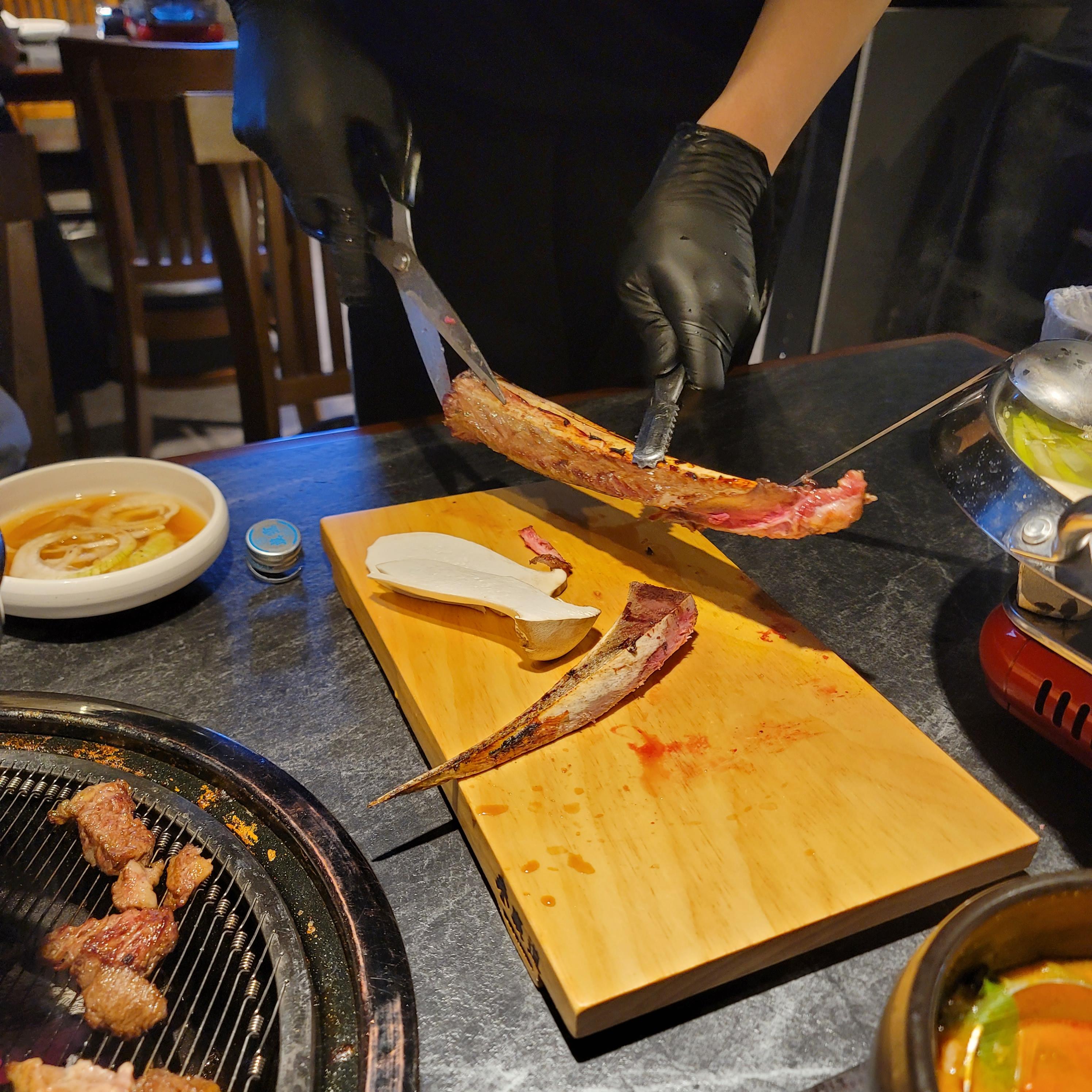 갈비를 준비하는 직원들