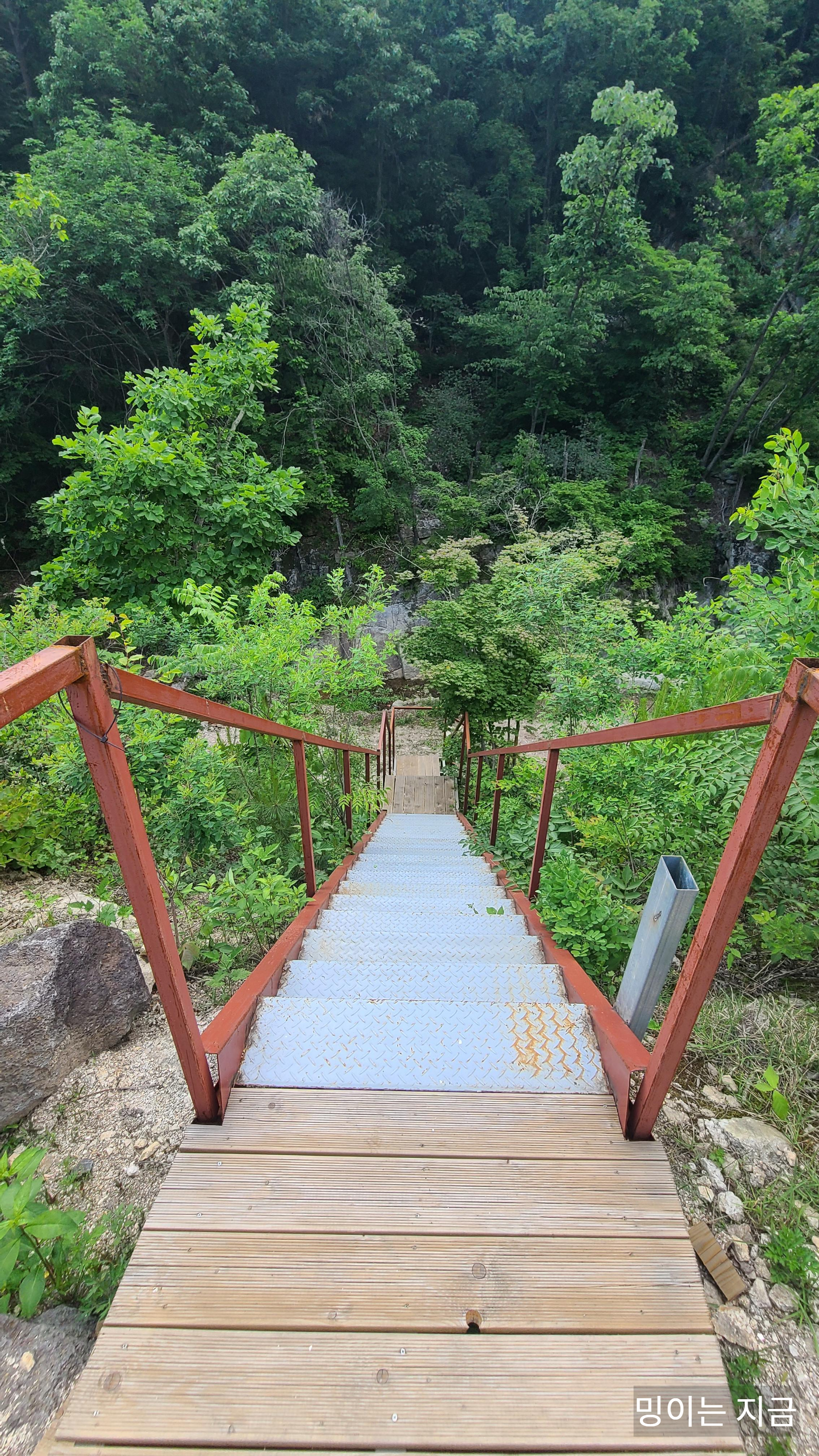계곡 계단