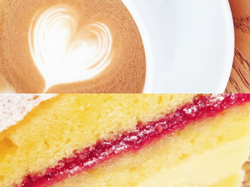 카페오레 커피 한잔과 잉글리쉬 케이크 한조각의 사진입니다.